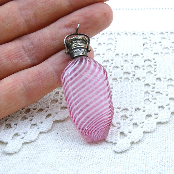 Petite bouteille de parfum en verre rose et blanc antique Français avec couvercle à charnière en argent poinçonné et boucle de collier, bouteille de parfum pendentif miniature