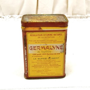 Puede incluir: Lata rectangular vintage con una etiqueta amarilla y roja. La etiqueta presenta texto en franc&eacute;s, incluyendo "GERMALYNE" y "R&Eacute;GULATEUR VITAMIN&Eacute; NATUREL." La lata tiene un aspecto ligeramente oxidado, lo que sugiere antig&uuml;edad. El producto es un regulador vitam&iacute;nico natural.