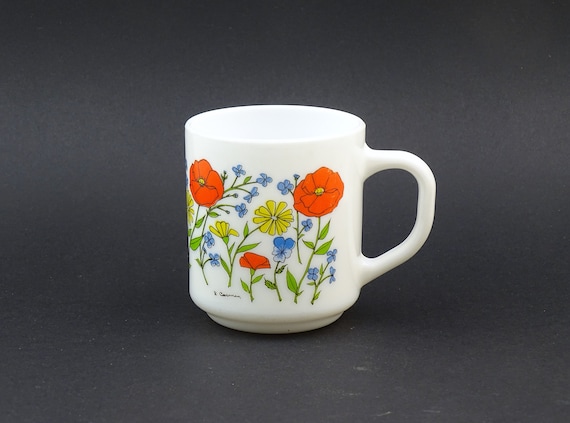 Vintage 1970s French Arcopal White Milk Glass Coffee Mug with Wild Flower Pattern Poppy, Retro 70 Tea Cup from France, Country Boho Kitchen