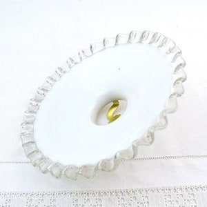 Puede incluir: Pantalla de l&aacute;mpara de vidrio blanco con borde rizado. La pantalla tiene un peque&ntilde;o agujero en el centro con un gancho de metal dorado.