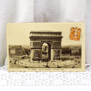 Cartão postal francês antigo em sépia preto e branco do Arco do Triunfo na Champs Elysee em Paris, férias em monumentos parisienses retrô