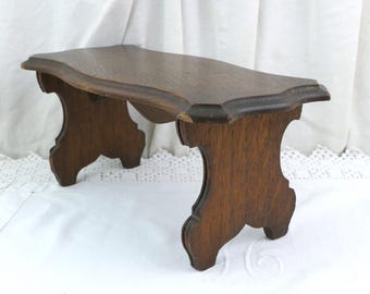 Taburete antiguo de madera de roble francés, pequeño banco de oración de madera vintage de Francia, decoración retro de estilo rústico para el hogar.