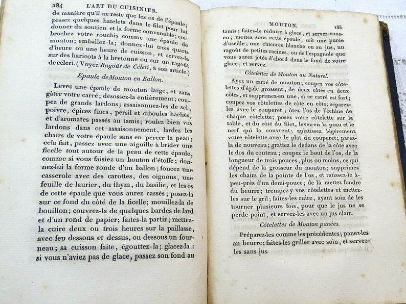 May include: A page from a vintage cookbook with a recipe for preparing a shoulder of mutton. The recipe includes instructions for seasoning, braising, and serving the meat. The text is in French.