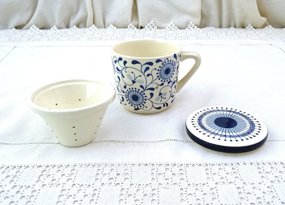 Vintage West German Waechtersbach DBGM Mid Century Ceramic Herbal Tea Infusion  Mug avec motif bleu et blanc, tasse et couvercle dinfuseur en poterie -   France