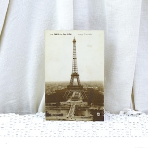 Carte postale noir et blanc sépia des années 1930 représentant la Tour Eiffel à Paris et la Seine, photo rétro d'un monument parisien
