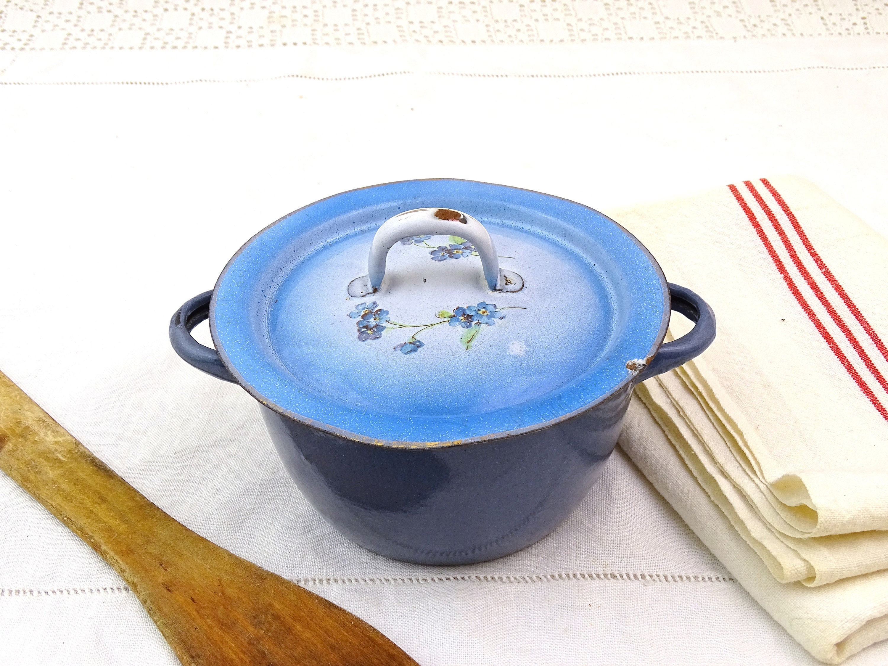 petit moule vintage français blue chippy enamel avec couvercle à 2 poignées latérales motif forget me not, décor de ferme rétro france