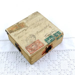 Boîte postale ancienne carrée en bois, France avec cachets de cire et charnières en métal, boîte rétro en bois française, déco brocante parisienne
