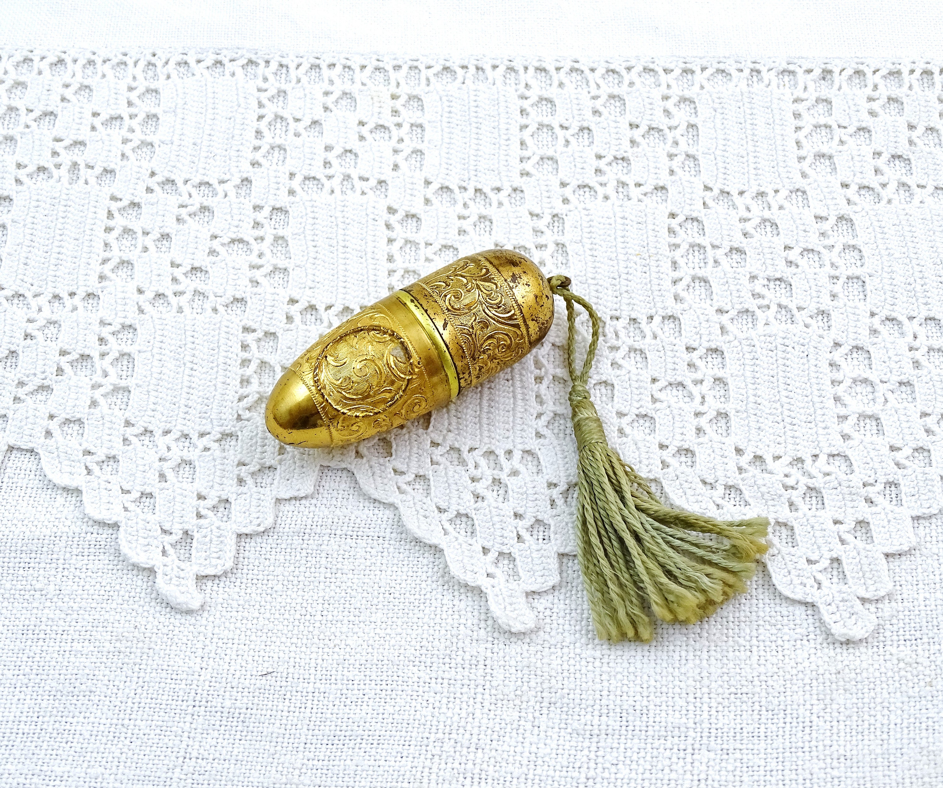 Vintage Small Sewing Kit Travel Size Gold Tone Pattern Shiny Kiss Closure