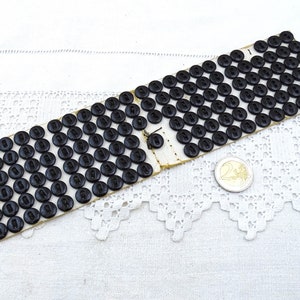 138 boutons en verre anciens noirs inutilisés deux trous, toujours sur carte originale, accessoire de couture de style victorien vintage à l'ancienne de France