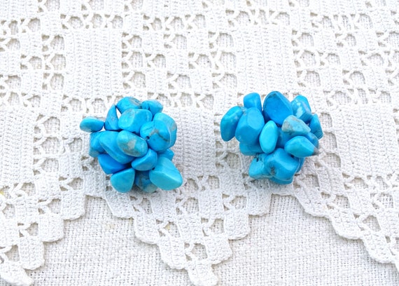 Vintage 1960s Clip on Earrings Imitation Turquoise Stone Cluster of Chips, Retro Mid Century Multi Blue Howlite Mineral Ear Fashion Jewelry