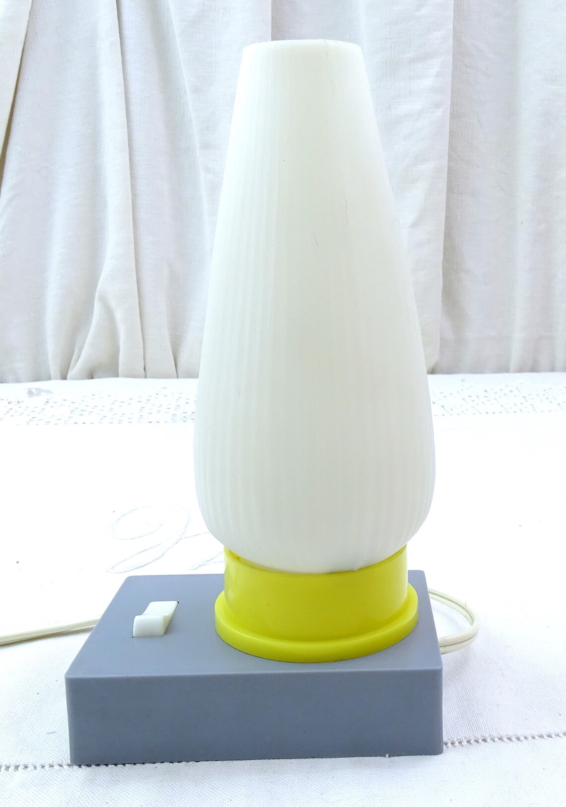 Small Vintage French Mid Century Modern Gray Yellow and White Table / Bed Side Lamp, Retro 1950s Little Light from France, Old Style Bedroom, foto 4 di 5