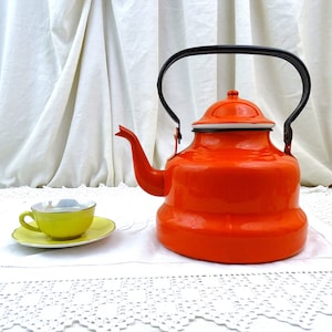 Grote vintage rood geëmailleerde metalen waterkoker, retro emaille uit Frankrijk felle kleuren, kleurrijke landelijke boerderij keuken decor, emaille huis