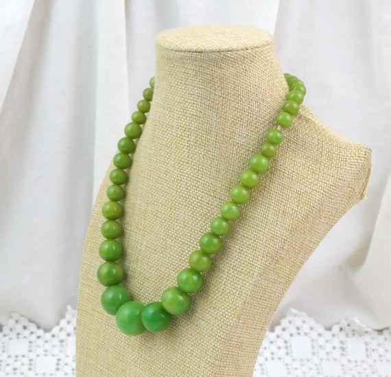 Vintage Green Bakelite Catalin Necklace with Graduated Marbled Beads in Varying Tones, Tested Art Deco Collectible Statement Jewelry 1930s