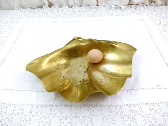 Large Vintage Brass  Clam Shell Shaped Vide de Poche, Over Sized Sea Shell Decorative Bowl, Retro Hollywoode Regency Ocean Themed Decor