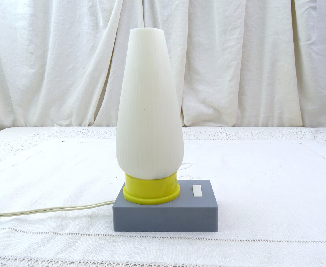 Small Vintage French Mid Century Modern Gray Yellow and White Table / Bed Side Lamp, Retro 1950s Little Light from France, Old Style Bedroom, foto 1 di 5