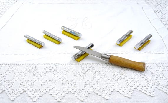 French Vintage Art Deco Set of 6 Geometric Knife Rests of Chromed Metal and Yellow Melamine, 1930s Flatware Tableware France, Dinner Party