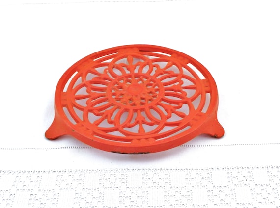 French Vintage Round Red Metal Kitchen Trivet with Cut Out Design and 3 Feet, Retro Country Farmhouse Heat Mat from France, Cottage Decor