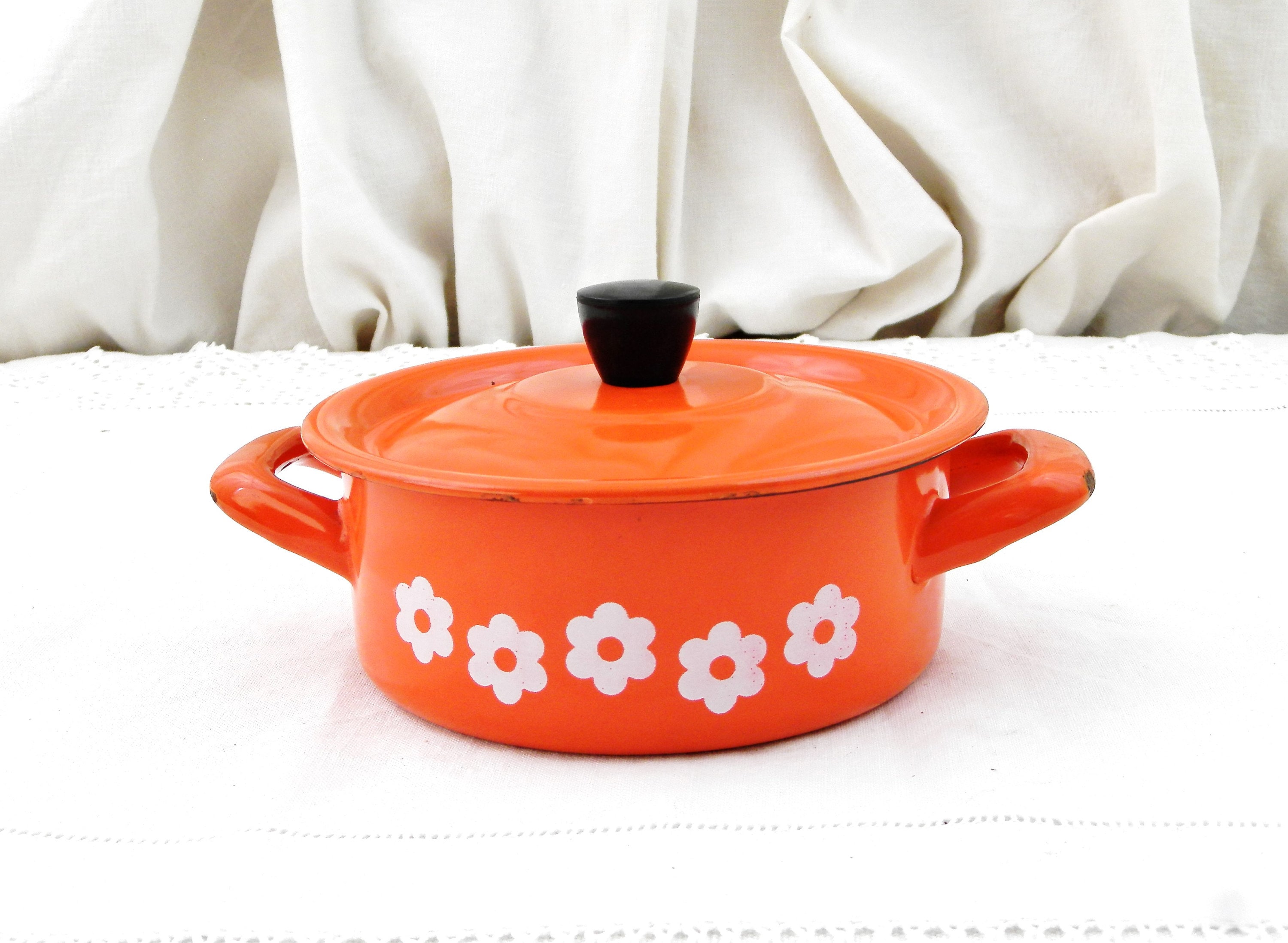 Small Vintage 1970s Orange with White Flower Pattern Enamelware Cooking Pot  and Lid, Retro 70s Enamel Cookware Pan and Kitchen Decor