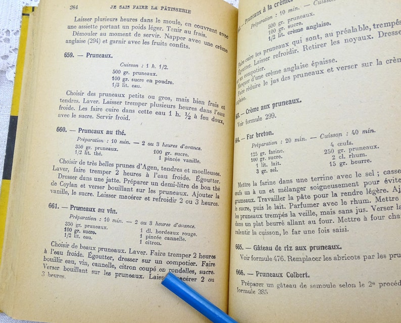 Pode incluir: Um livro de cozinha franc&ecirc;s vintage aberto em uma p&aacute;gina com instru&ccedil;&otilde;es para preparar ameixas de diferentes maneiras. A p&aacute;gina inclui receitas de ameixas em vinho, ameixas em ch&aacute;, ameixas em a&ccedil;&uacute;car e ameixas com creme. O texto est&aacute; em franc&ecirc;s.