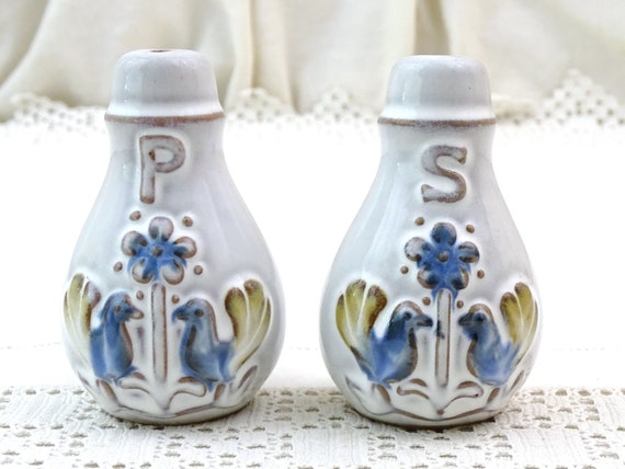 Vintage Scandinavian Style Pottery Salt and Pepper Shakers with Embossed Bird Pattern in White and Blue, Country Tableware Accessory