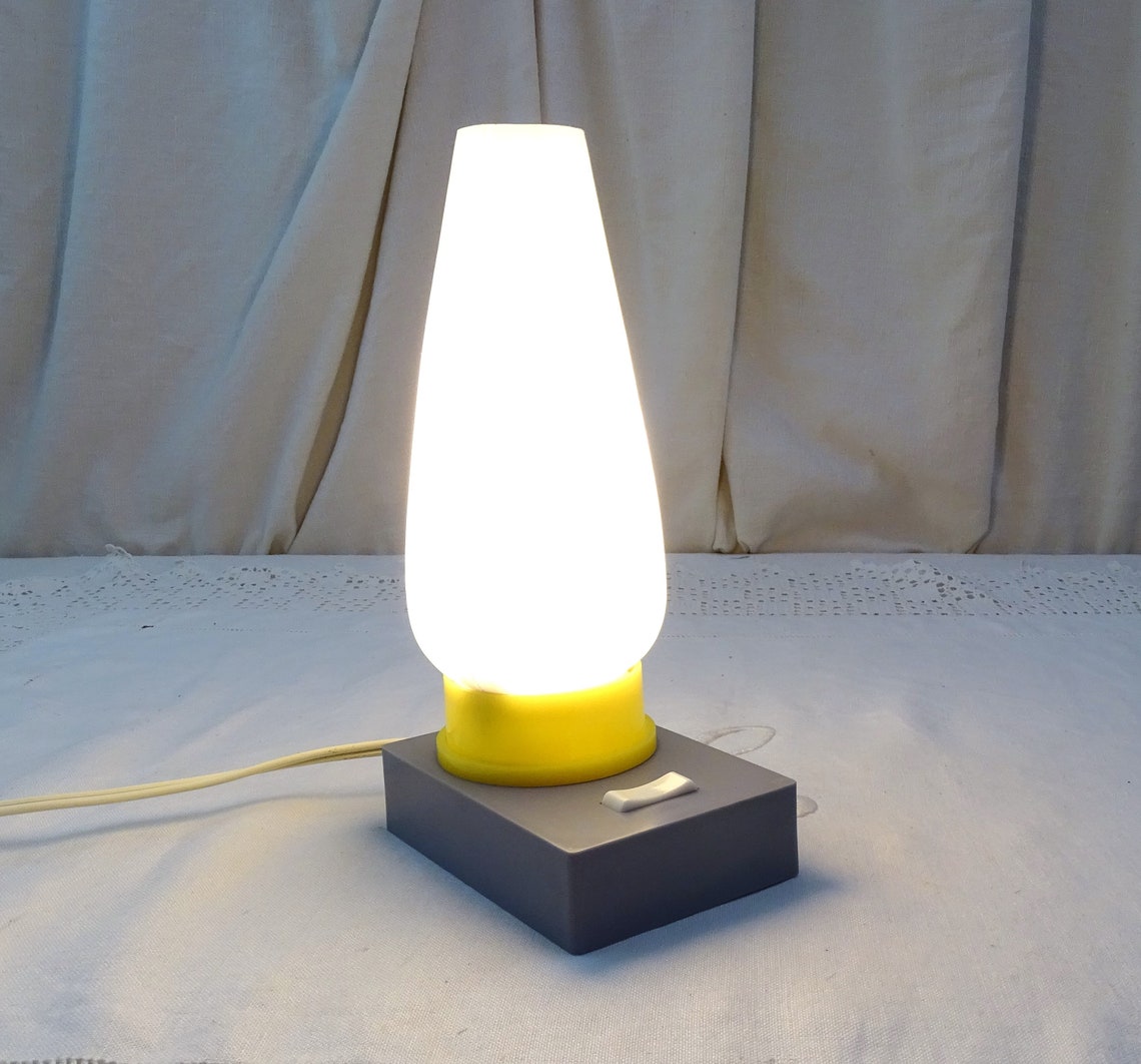 Small Vintage French Mid Century Modern Gray Yellow and White Table / Bed Side Lamp, Retro 1950s Little Light from France, Old Style Bedroom, foto 2 di 5