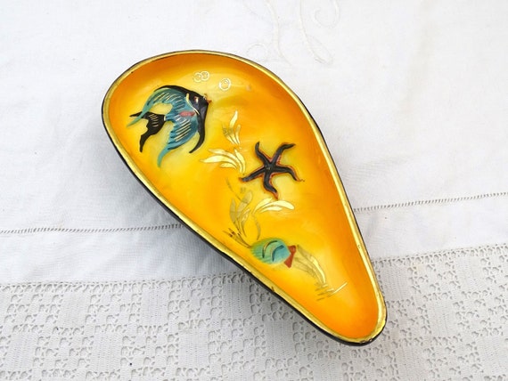 Vintage Mid Century Cerazur Monaco Oyster Shaped Vide Poche with Exotic Fish in Bright Yellow and Black on 3 Legs, Retro 1950s Trinket Dish