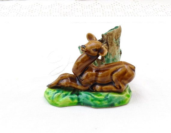 Small Vintage Figurative Flower Bud Vase with Seated Deer and Tree Stump, Retro China Kitsch Cocktail Stick Holder with Forest Themed Decor