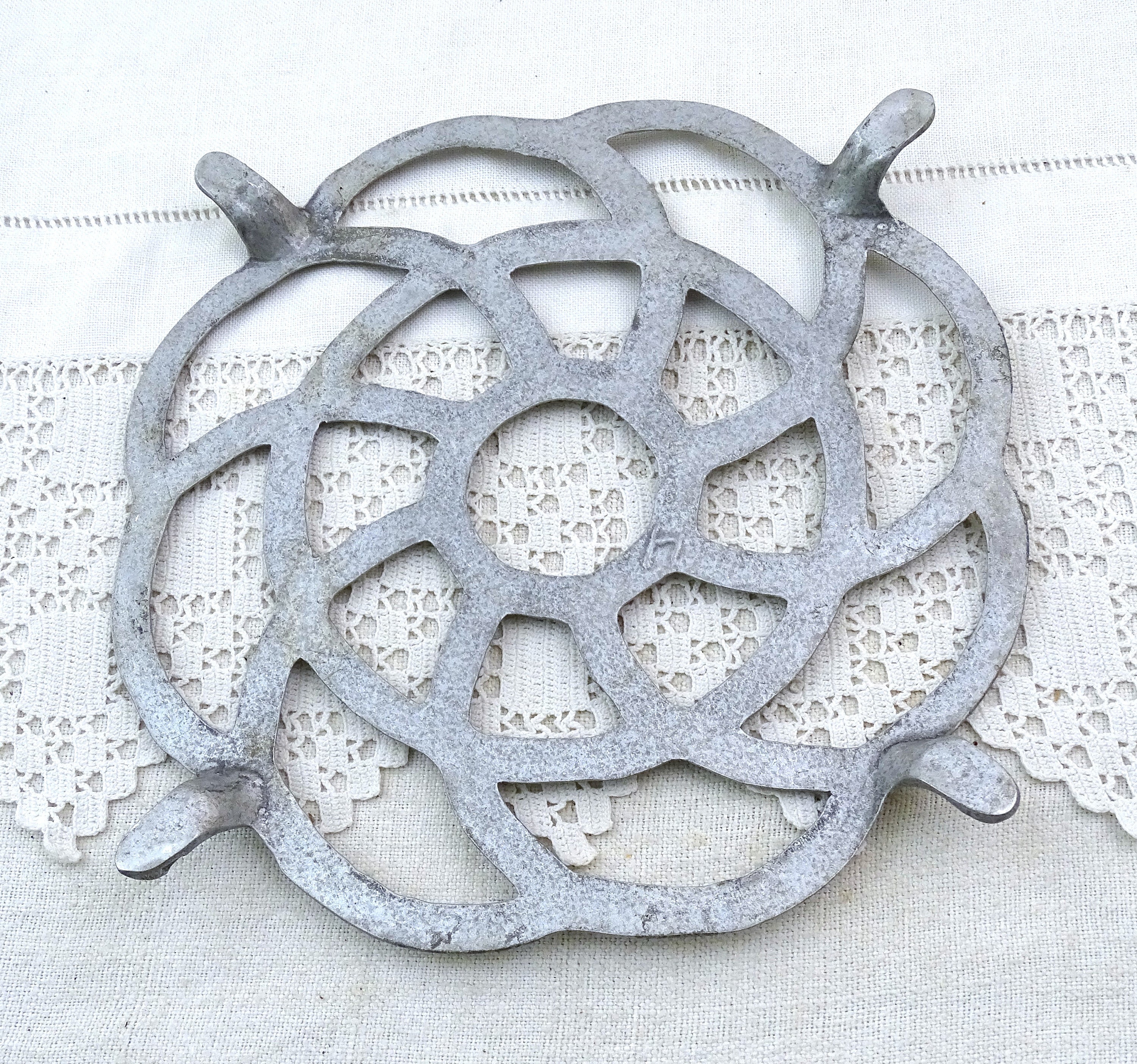 Vintage French Art Deco Metal Round Trivet with Cut Out Geometric Design,  Retro 1940 Kitchen Heat Mat for Cooking Pot, Brocante Kitchenware