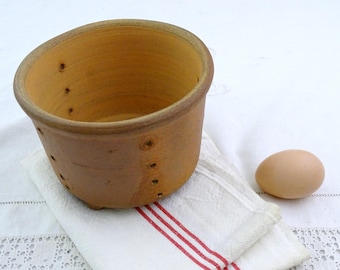 アンティークフランス陶器チーズ型：ヴィンテージ風の素朴なキッチン