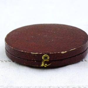 Portamonete rotondo antico in pelle marrone francese, porta medaglie circolare vintage dalla Francia, portagioie riciclato, contenitore per curiosità