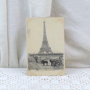 Seltene französische antike schwarz-weiße unbenutzte Postkarte der Seine-Pferd und Wagen auf den Docks mit dem Eiffelturm im Hintergrund