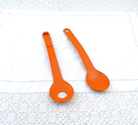 Vintage French 1970s Set of Tupperware Salad Serving Fork and Spoon 1324-12 in Burnt Orange, Retro 70s Kitchenware Table Accessory Europe