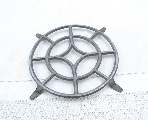 Vintage French Art Deco Metal Round Trivet with Cut Out Geometric Design, Retro 1940 Kitchen Heat Mat for Cooking Pot, Brocante Kitchenware