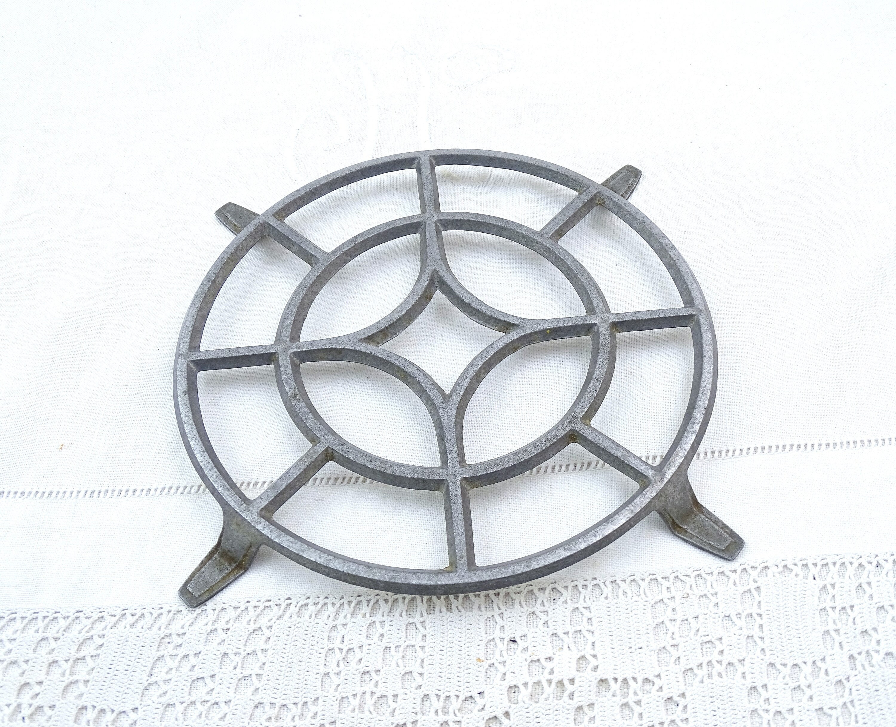 Vintage French Art Deco Metal Round Trivet with Cut Out Geometric Design,  Retro 1940 Kitchen Heat Mat for Cooking Pot, Brocante Kitchenware