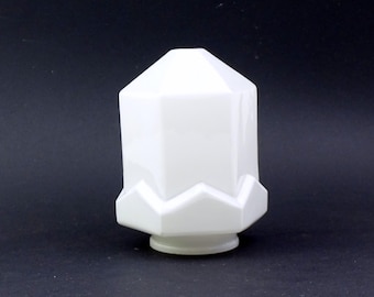 Pantalla de lámpara geométrica Art Déco de vidrio opalino blanco francés vintage, pantalla de vidrio lechoso retro de estilo cubista de los años 30, de Francia, lámpara de rascacielos.