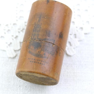 Boîte ronde victorienne ancienne en bois Mauchline Ware pour aiguilles pour machines à coudre Singer avec image de High Street Montrose en Écosse