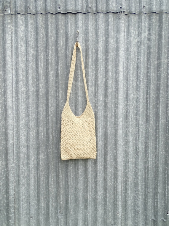 Simple Vintage French 1960s Macrame Shoulder Bag in Pale Beige Color with Lined Zipper Interior, Boho Handbag / Beach Bag in Natural Yarns