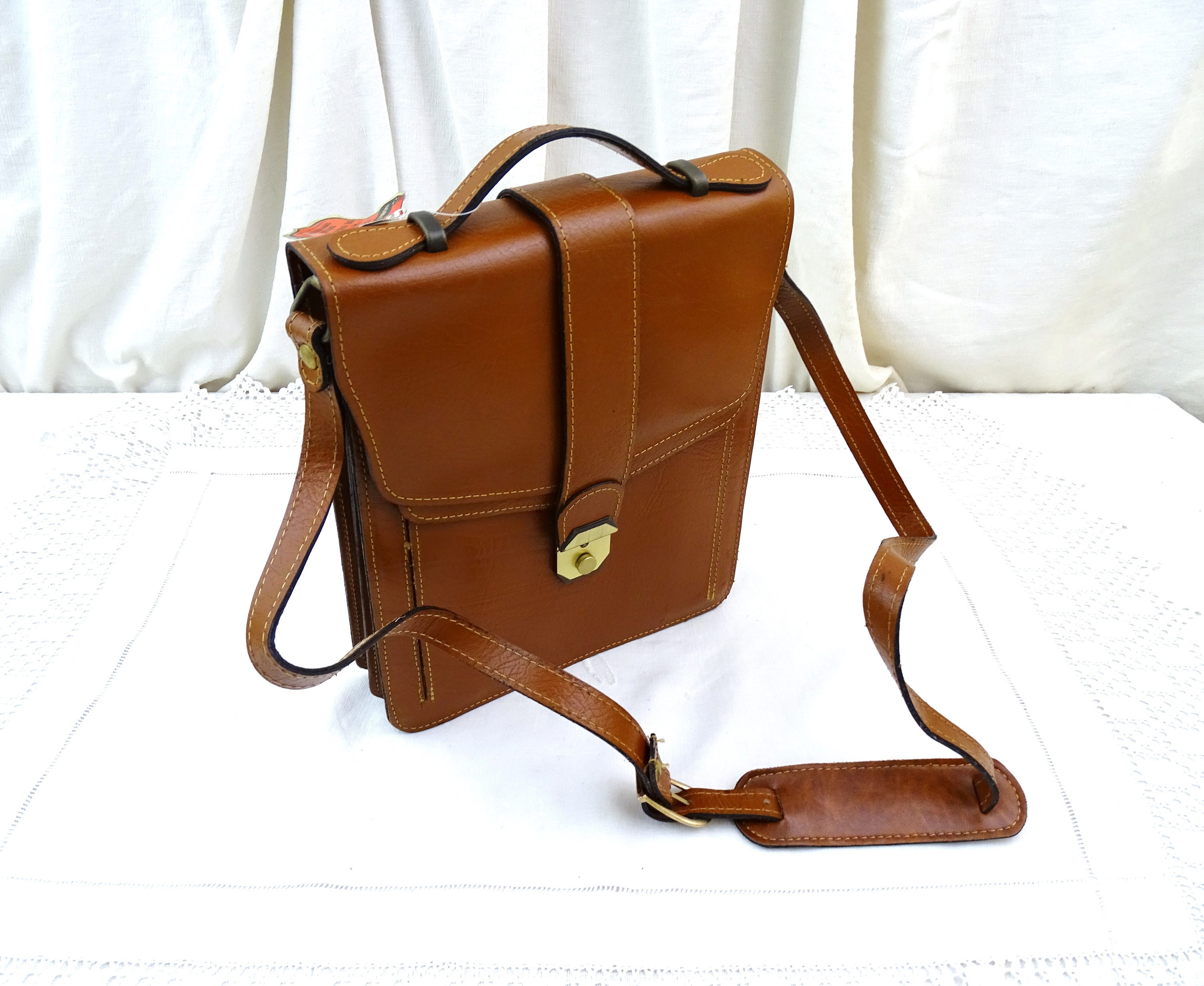 French Noble et Vivant leather backpack ? Leather Backpack with Laptop Compartment | L Brown – Vellaire main image 3