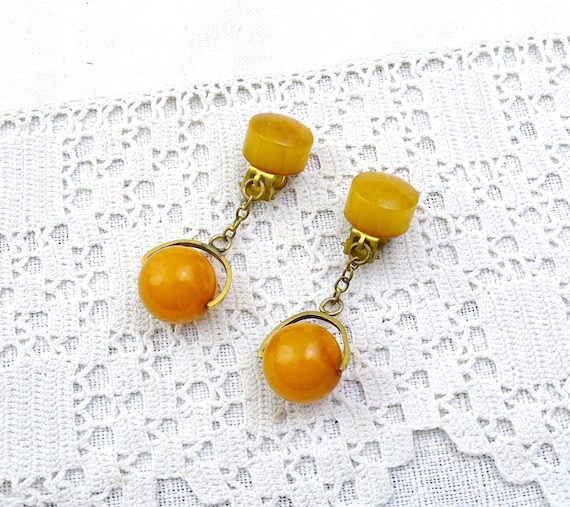Vintage French Clip On Dangle Marbled Butterscotch Catalin Earrings with Chain, Retro Bakelite Jewelry Warm Orange and Yellow from France