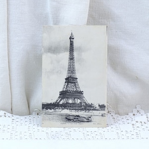 Carte postale ancienne en noir et blanc représentant la Tour Eiffel à Paris avec la Seine, souvenir de vacances vintage France
