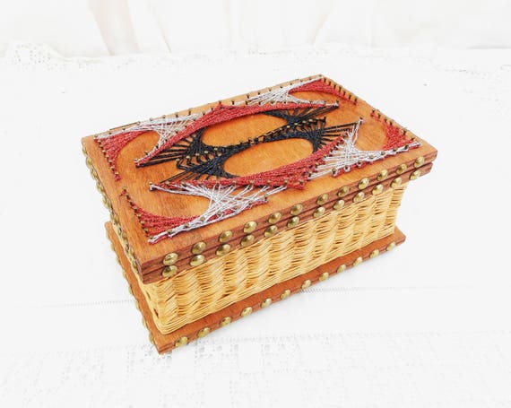 Vintage 1960s Mid Century String Art Wooden Rattan Box, Retro 1960 Wooden Box Decorated with String and Nail Design, Unique OOAF Jewelry Box