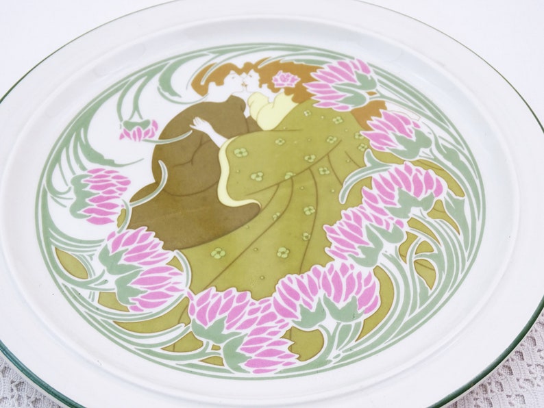 Antik fransk jugend keramiktallrik med 2 kyssande älskare av Keller & Guérin Lunéville, Vintage Jugendstil Mucha Style Embracing Couple bild 2