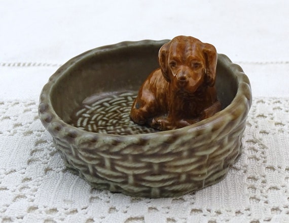 Vintage English Ceramic Whimsy Red Setter Dog in a Basket by Wade, Retro Pottery Ornament of a Doggy, China Puppy Figurine from England