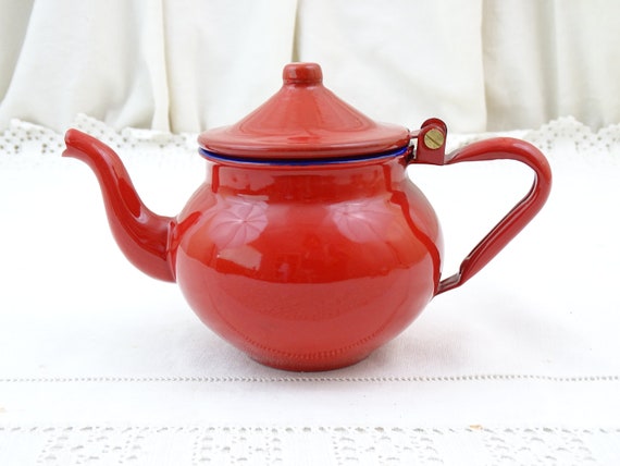 Vintage Red Enamel Teapot, Vintage Enamelware, Enamelware Pot, Enamelware,  Enamelware Teapot, Enamel Tea Kettle, Tea Kettle, Kitchen Decor. 