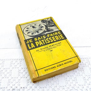 以下が含まれることがあります： 「Je Sais Faire La Patisserie」というタイトルの黄色いビンテージの料理本。著者はジネット・マティオ、パリ市の家庭用設備検査官。出版社はエディション・アルバン・ミシェルです。