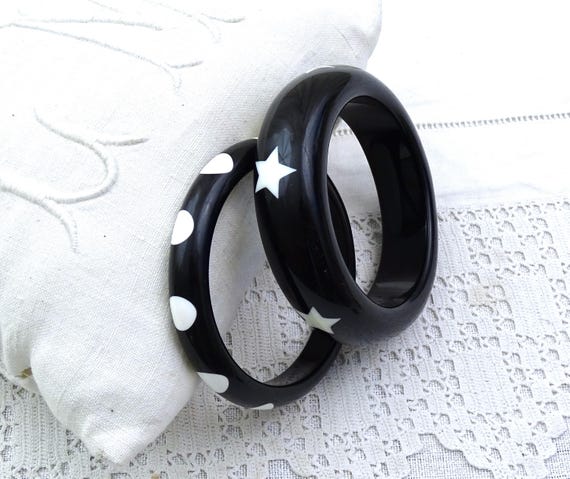 Vintage Pair of 1980s Black and White Bangles with Stars and Dots, 2 Big Retro Acrylic Plastic Bracelet Fashion Jewelry Accessory France
