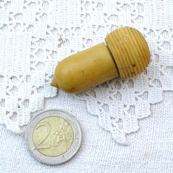 Small Vintage French Butterscotch Bakelite Light Switch Pull Toggle, Retro Lighting Accessory from France, Old Style Flea Market Home