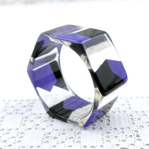 Peut inclure: Ensemble de trois mugs en céramique crème, avec un glaçage tacheté. Chaque mug présente un motif floral peint à la main en bleu, vert et jaune. Les tasses ont une forme arrondie et une anse pratique.