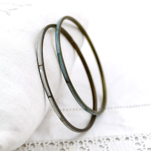 2 Vintage Mother of Pearl and Brass Metal Bangles, Retro Natural Shell Sea Side Themed Fashion Bracelet, Eco Friendly Accessory of the Ocean