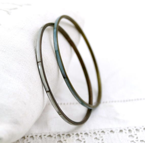 2 Vintage Mother of Pearl and Brass Metal Bangles, Retro Natural Shell Sea Side Themed Fashion Bracelet, Eco Friendly Accessory of the Ocean